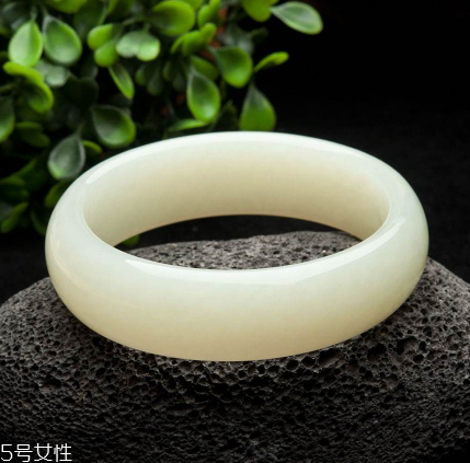 玉手鐲可以戴著睡覺(jué)嗎？玉手鐲有助于睡眠