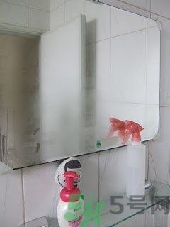 家里地板返潮怎么辦？墻上流水是怎么回事？