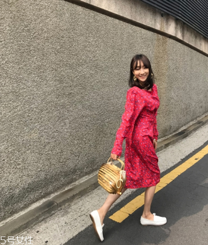 紅色連衣裙配什么鞋子好看？紅色連衣裙搭配鞋子示范