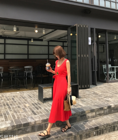 紅色連衣裙配什么鞋子好看？紅色連衣裙搭配鞋子示范