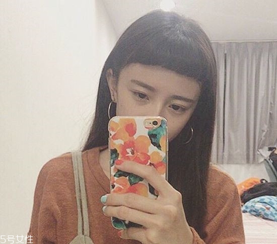 劉海在眉毛上面的發型叫什么 劉海要看自己的臉型修剪