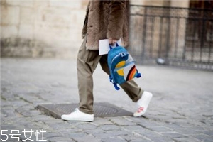 小白鞋為什么會(huì)發(fā)黃？小白鞋變黃的原因