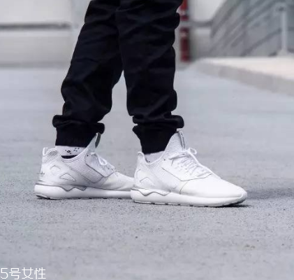 小白鞋上有膠怎么去除？小白鞋上的膠去除方法