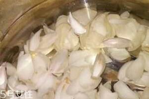 新鮮百合能泡水喝嗎？新鮮百合泡水好嗎？