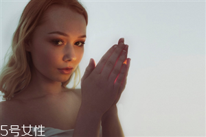 有熒光反應的面膜是有熒光劑嗎 如何避開有熒光劑的面膜