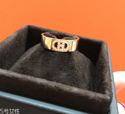戒指為什么要戴在無名指上？戒指戴在無名指的含義