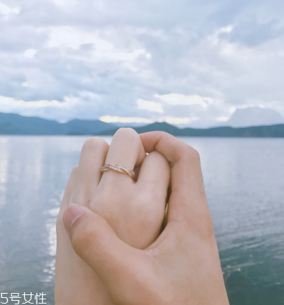 戒指戴中指是什么意思？戒指戴中指代表什么含義