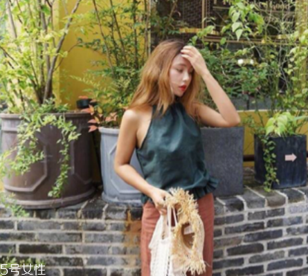 皮膚黑夏天穿什么顏色？黑皮膚適合什么顏色衣服