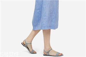 腳寬的人適合穿什么涼鞋？腳胖穿什么涼鞋好看？