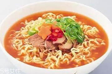 方便面沒泡熟可以吃嗎？半生不熟的泡面可以吃嗎？