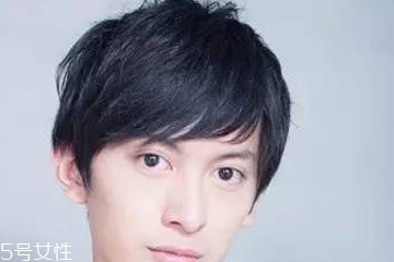 男生黑發發型怎么做洋氣 男生黑發發型2018最新潮圖片