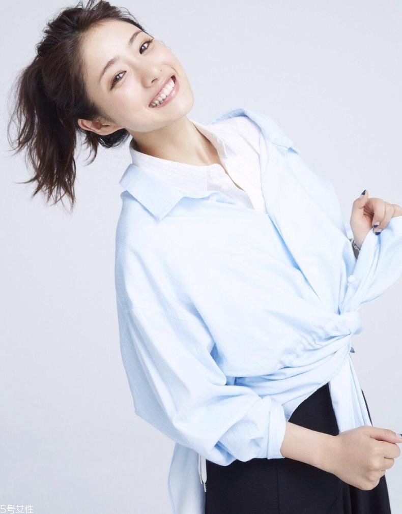 中長發丸子頭怎么扎有精神 夏日中長發1分鐘整理術