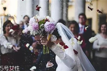 婚紗上面的機(jī)油怎么洗？婚紗沾上機(jī)油用什么洗？