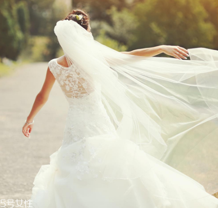 高定婚紗價格一般多少？婚紗高定要多少錢？