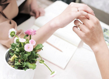 婚戒可以戴中指嗎？婚戒能戴在中指上嗎？