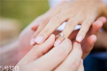 婚戒可以戴中指嗎？婚戒能戴在中指上嗎？