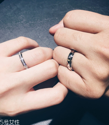 婚戒是男左女右嗎？婚戒應(yīng)該戴左手還是右手？