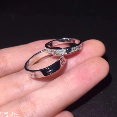 婚戒是男左女右嗎？婚戒應(yīng)該戴左手還是右手？