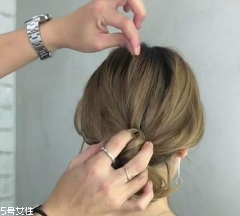 低發(fā)髻怎么盤(pán)發(fā)好看 洋氣不老氣的低發(fā)髻盤(pán)發(fā)