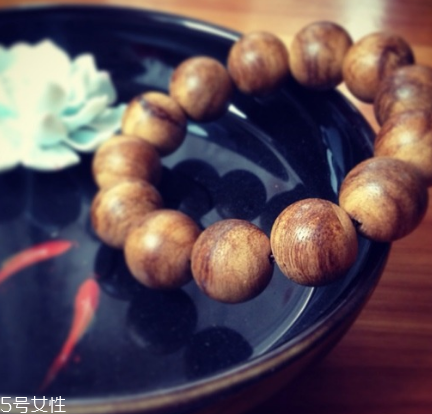 沉香手串可以用水洗嗎？沉香手串能沾水嗎？