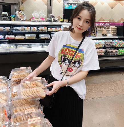 女生穿什么短袖好看？女生適合穿什么短袖？