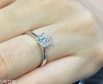 鉆戒是訂婚買還是結婚買？鉆戒訂婚就要買嗎？