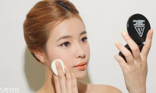 散粉怎么補妝 散粉補妝的優缺點
