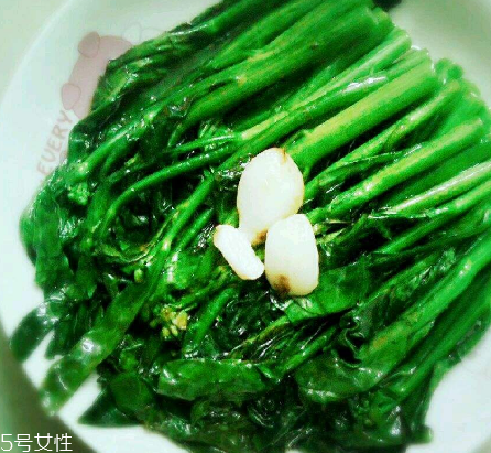芥蘭炒飯怎么做？雞蛋怎么做成蛋炒飯？