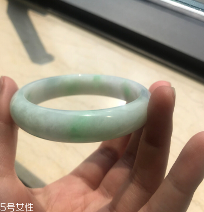 手鐲有裂紋還值錢嗎？手鐲有裂紋影響價格嗎？