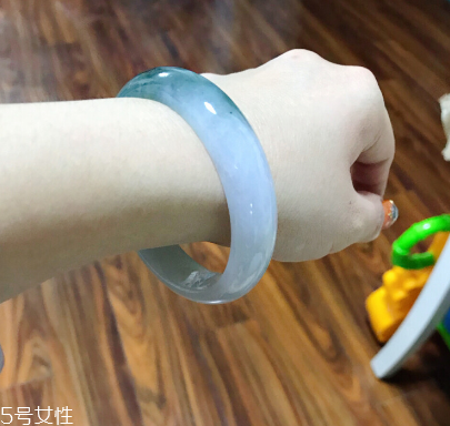 手鐲有裂紋還值錢嗎？手鐲有裂紋影響價格嗎？