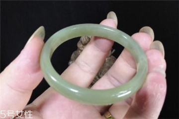 手鐲有裂紋還值錢嗎？手鐲有裂紋影響價格嗎？