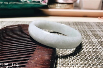 手鐲是玉的好還是翡翠的好？手鐲買玉的還是翡翠的？