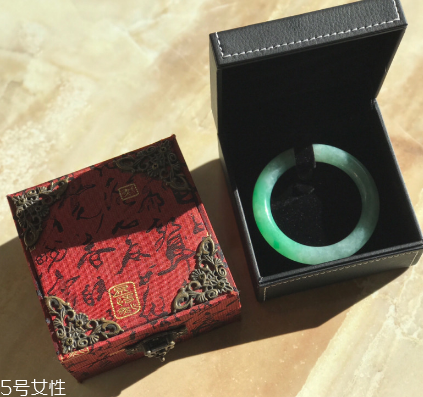 手鐲什么顏色好看？手鐲買哪種顏色好？