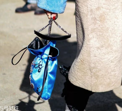 今年流行什么水桶包？水桶包流行什么款式？