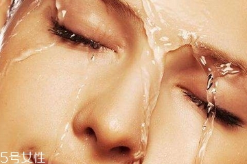 化妝水是什么？化妝水是什么時候用的？