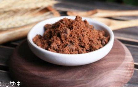 紅糖面膜用什么水稀釋？紅糖面膜用熱水還是冷水泡？