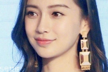 染發長出黑發怎么辦？補色來幫你