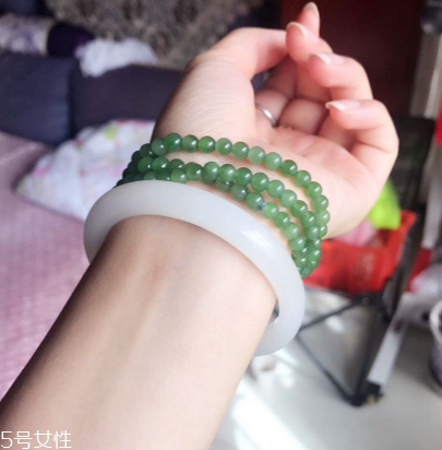 白玉手鐲適合什么人戴 經常玩玉的都知道