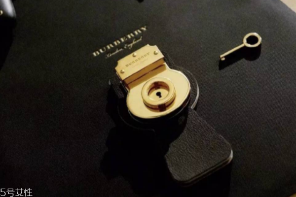 burberry dk88怎么打開 經典鎖頭包