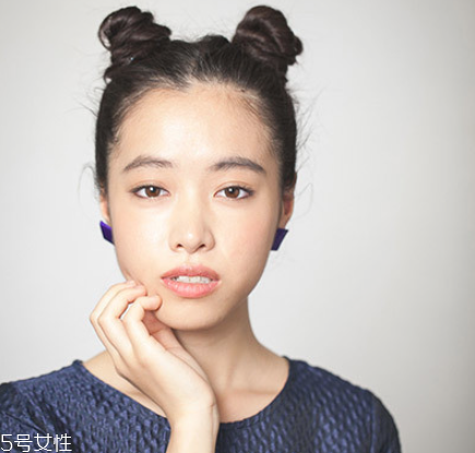 如何自己做簡(jiǎn)單盤(pán)發(fā) 雙丸子頭最好看的扎法