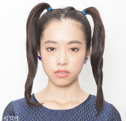 如何自己做簡(jiǎn)單盤(pán)發(fā) 雙丸子頭最好看的扎法