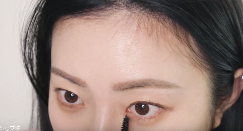 眼鏡妝怎么畫可愛 4步驟打造精神煥發眼妝