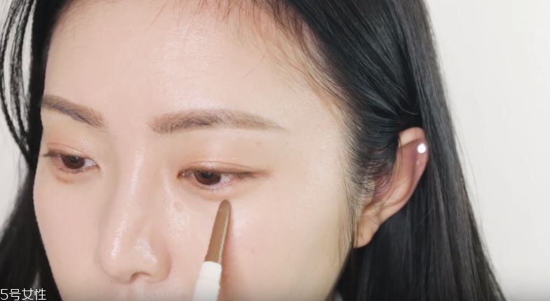 眼鏡妝怎么畫可愛 4步驟打造精神煥發眼妝