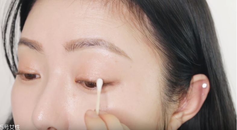 眼鏡妝怎么畫可愛 4步驟打造精神煥發眼妝