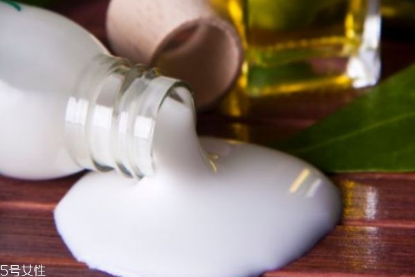 精華液怎么涂抹 精華液使用誤區