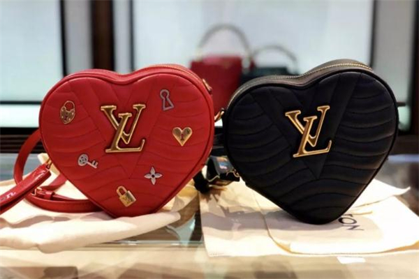 2019lv情人節限定愛心包包多少錢 兩款價格不同