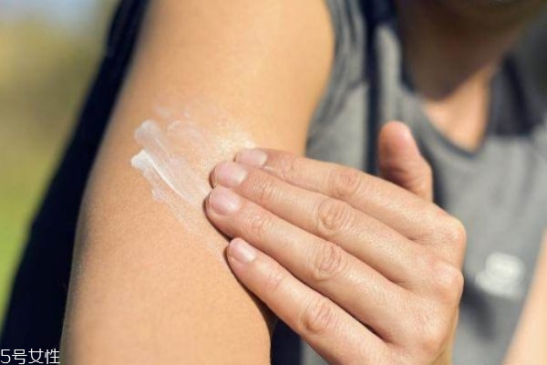 涂防曬霜的正確方式 涂防曬霜的4個誤區