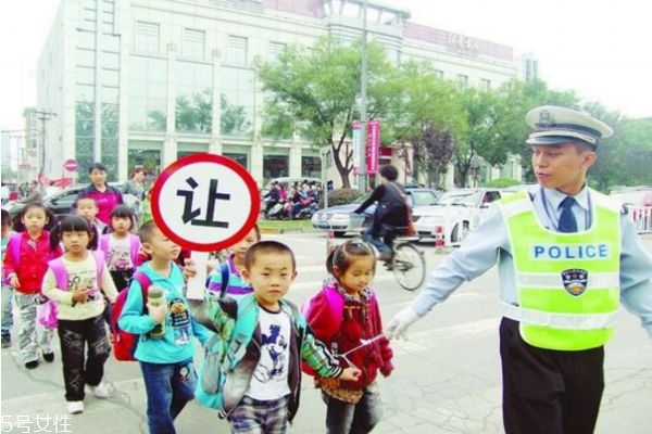 怎樣教育孩子遵守交通規則