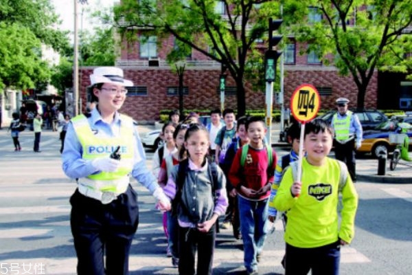 怎樣教育孩子遵守交通規則