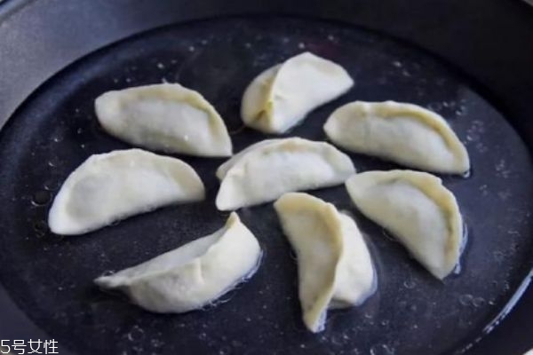 鍋貼和煎餃的區別 怎么煎餃子才香